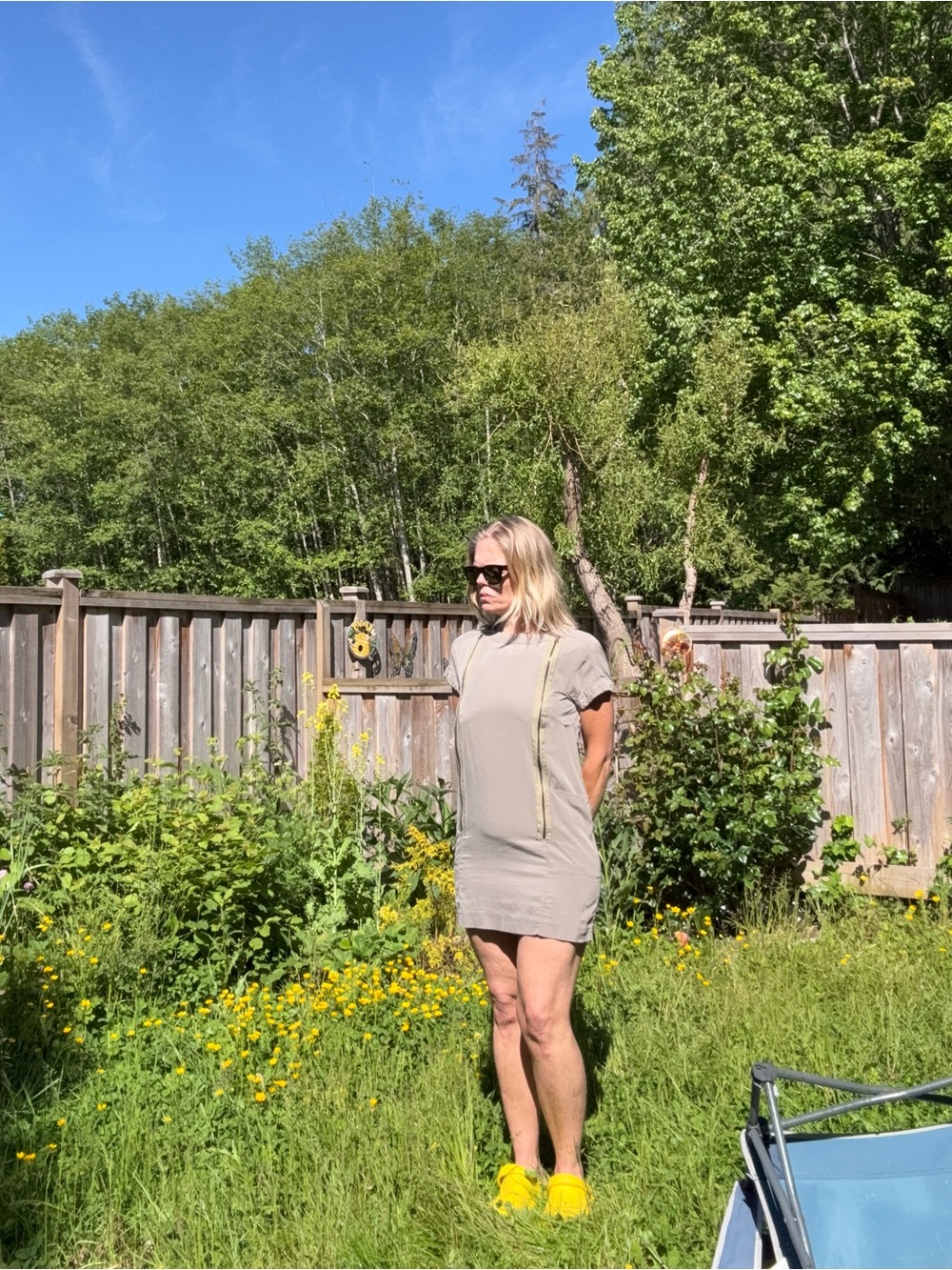 Zeuselen Minimalist Short Sleeve Zipper Mini Shift  Dress in Olive Green